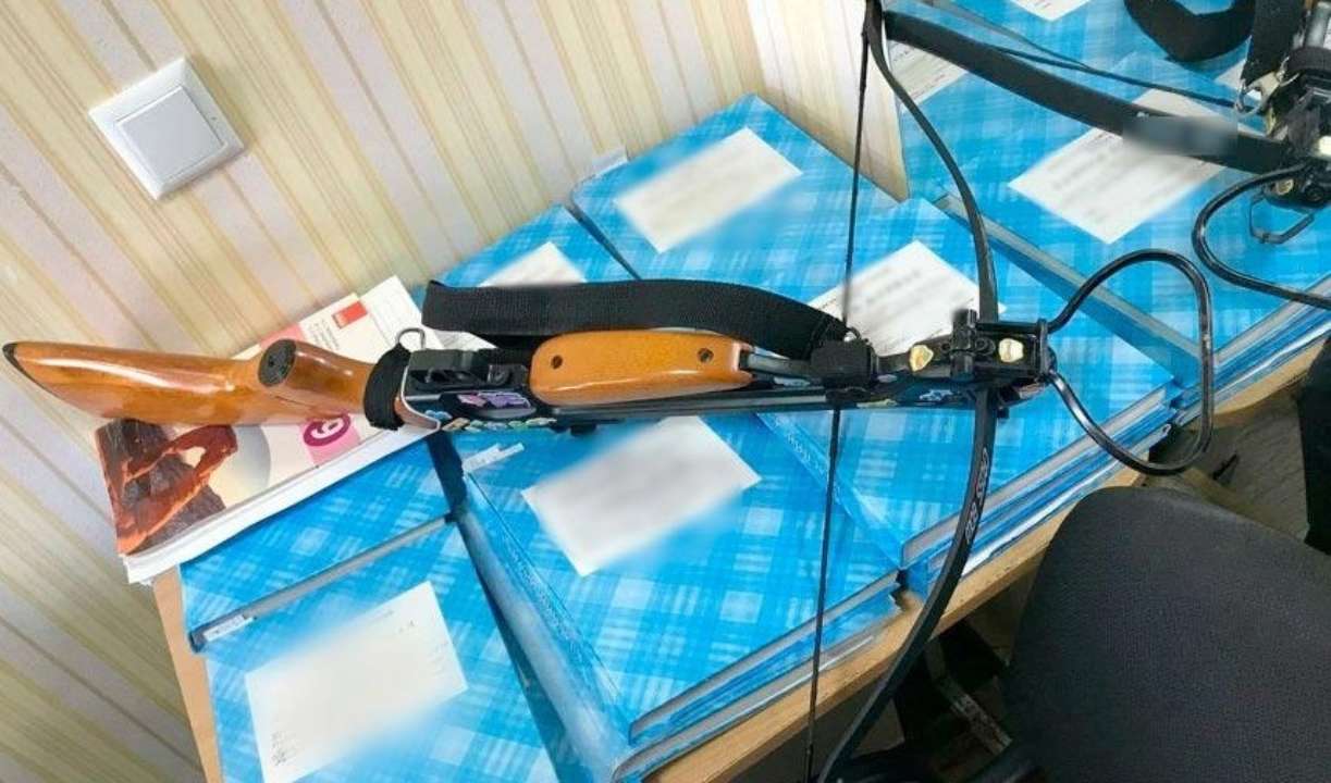 Фото: Національна поліція У Полтаві дівчина поранила з арбалета вчителів