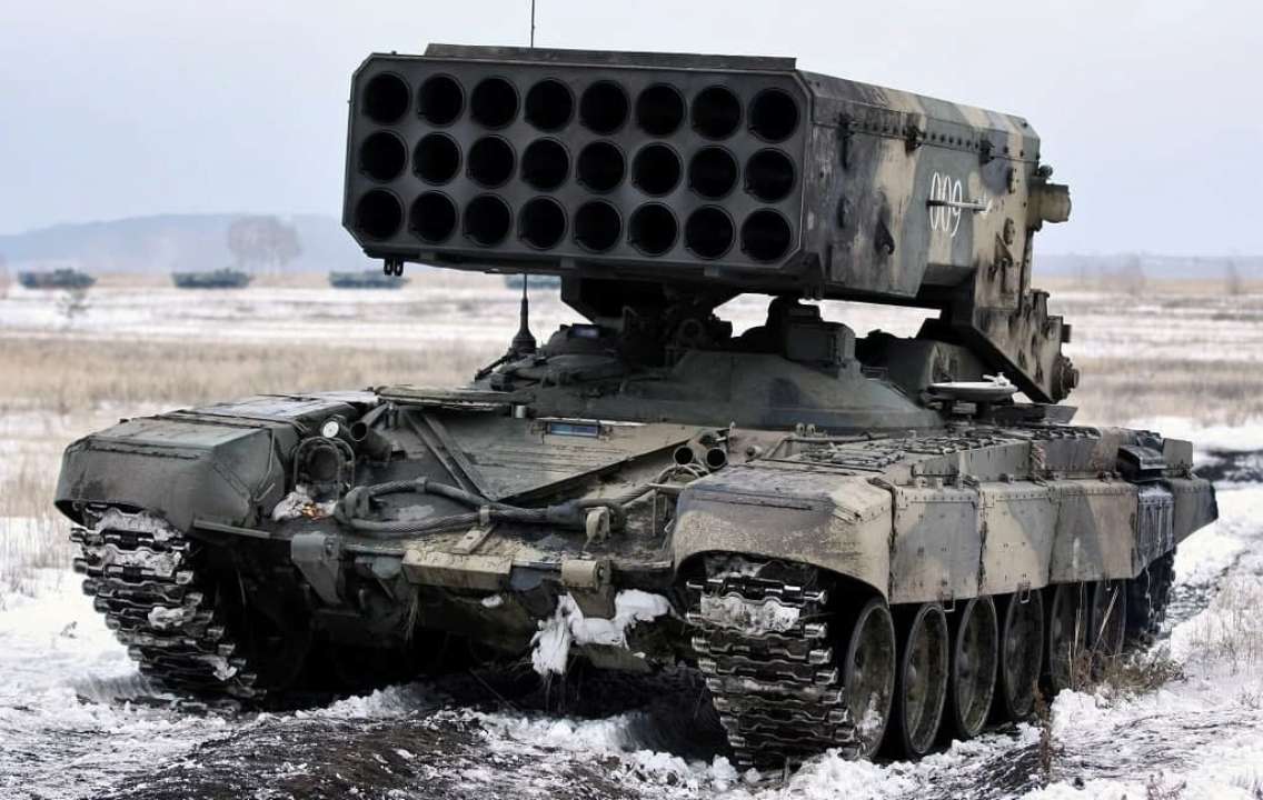 Ворожий танк прикривається українською символікою/Фото: twitter Будьте обережні: окупанти прикривають свої танки українською символікою
