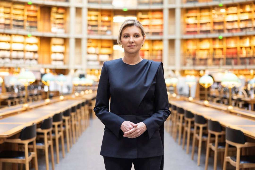 Первая леди презентовала сборник советов по преодолению стресса/Фото: Елена Зеленская Как побороть стресс: Елена Зеленская презентовала аптечку быстрой психологической самопомощи
