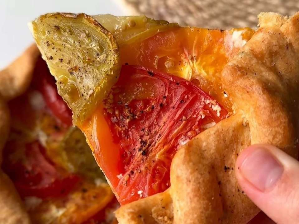 Готовим галету с помидорами / Фото: Instagram/polli_cooking Идеальный несладкий пирог: готовим галету с помидорами