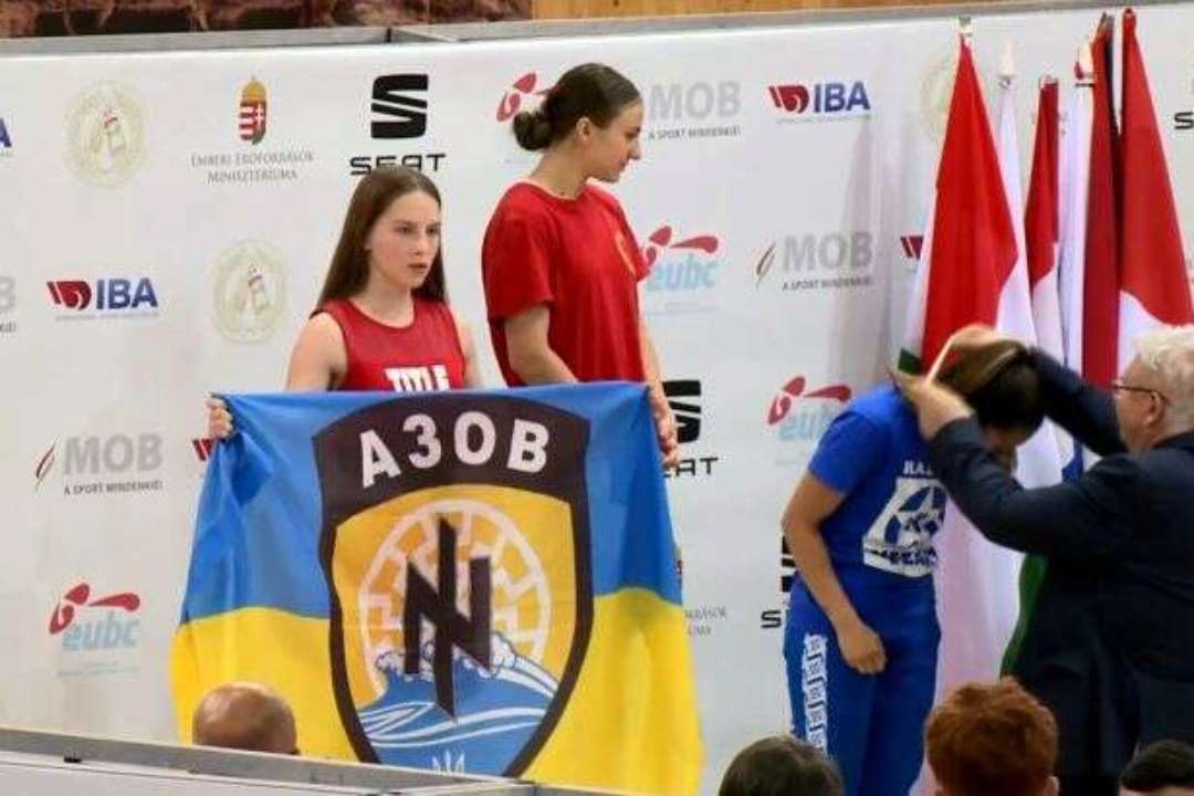 На турнірі з боксу в Угорщині українська спортсменка вийшла на п'єдестал із прапором "Азова"/Фото: скріншот