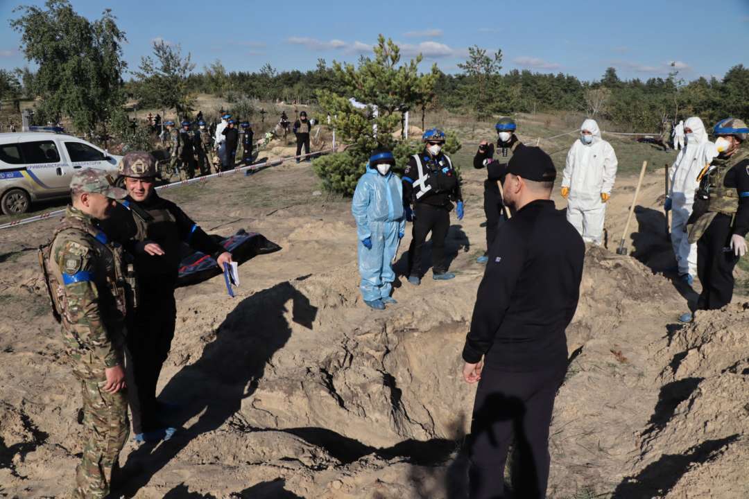 У Лимані виявлено братську могилу з бійцями ЗСУ/Фото: МВС