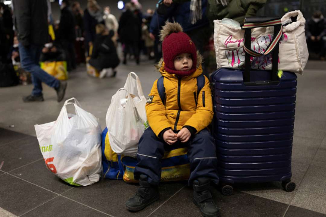 Потік мігрантів з України буде збільшуватися/Фото: Maja Hitij/Getty Images Невтішні цифри: в НБУ розповіли, скільки українців перебуватимуть за кордоном до кінця 2022 року