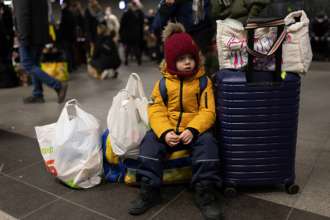 Потік мігрантів з України буде збільшуватися/Фото: Maja Hitij/Getty Images Невтішні цифри: в НБУ розповіли, скільки українців перебуватимуть за кордоном до кінця 2022 року