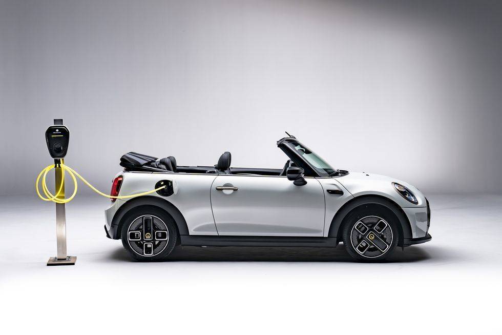 Фото: MINI Mini представила первый полностью электрический кабриолет Cooper SE Convertible. Фото