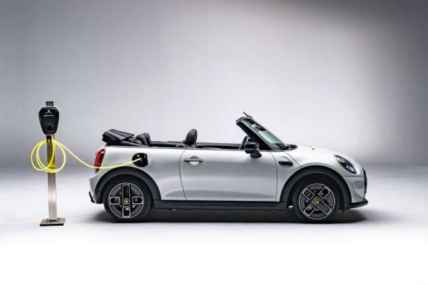 Фото: MINI Mini представила перший повністю електричний кабріолет Cooper SE Convertible. Фото