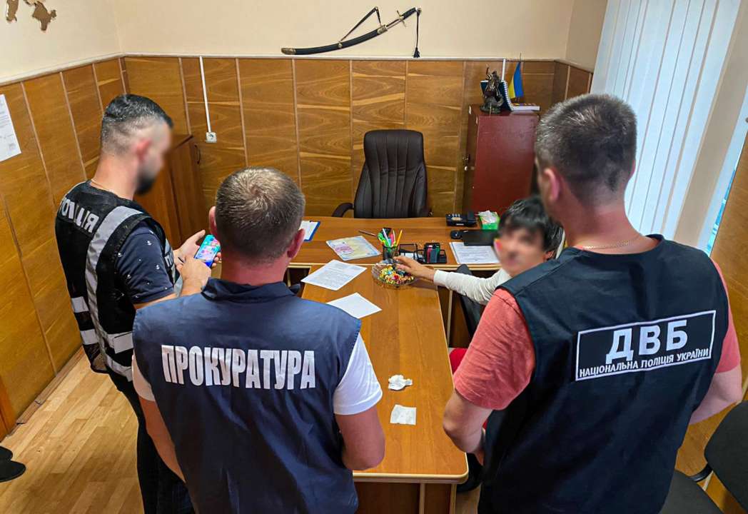 Правоохранители задержали подозреваемого в хранении детской порнографии на попытке подкупа/Фото: Нацполиция Правоохранители задержали подозреваемого в хранении детской порнографии на попытке подкупа/Фото: Нацполиция