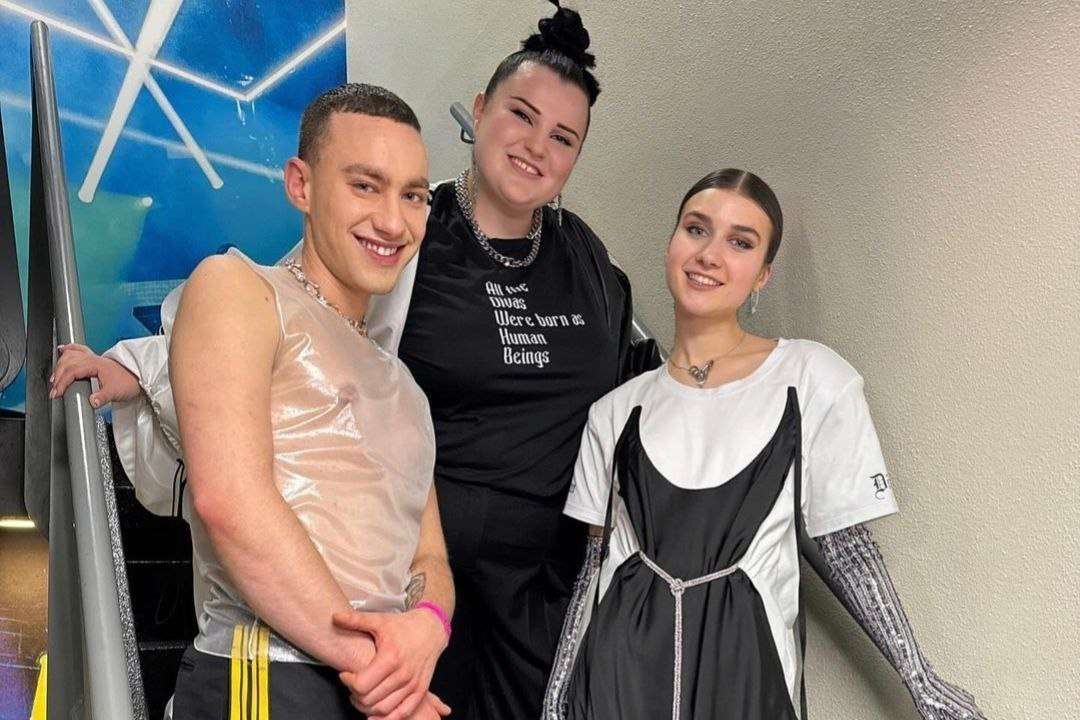 Оллі Александер заспівав з alyona alyona & Jerry Heil / Фото: Instagram/alyona.alyona.official Британська зірка Оллі Александер заспівав з alyona alyona & Jerry Heil хіт "Teresa & Maria"