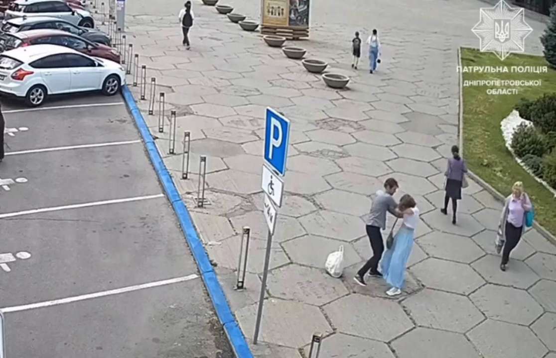 У Дніпрі чоловік бив жінок посеред вулиці: зловмисника затримали