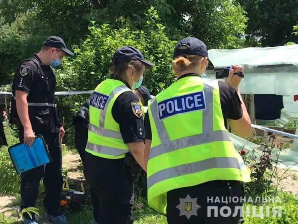 На Київщині донька вбила свою матір та закопала у дворі будинку
