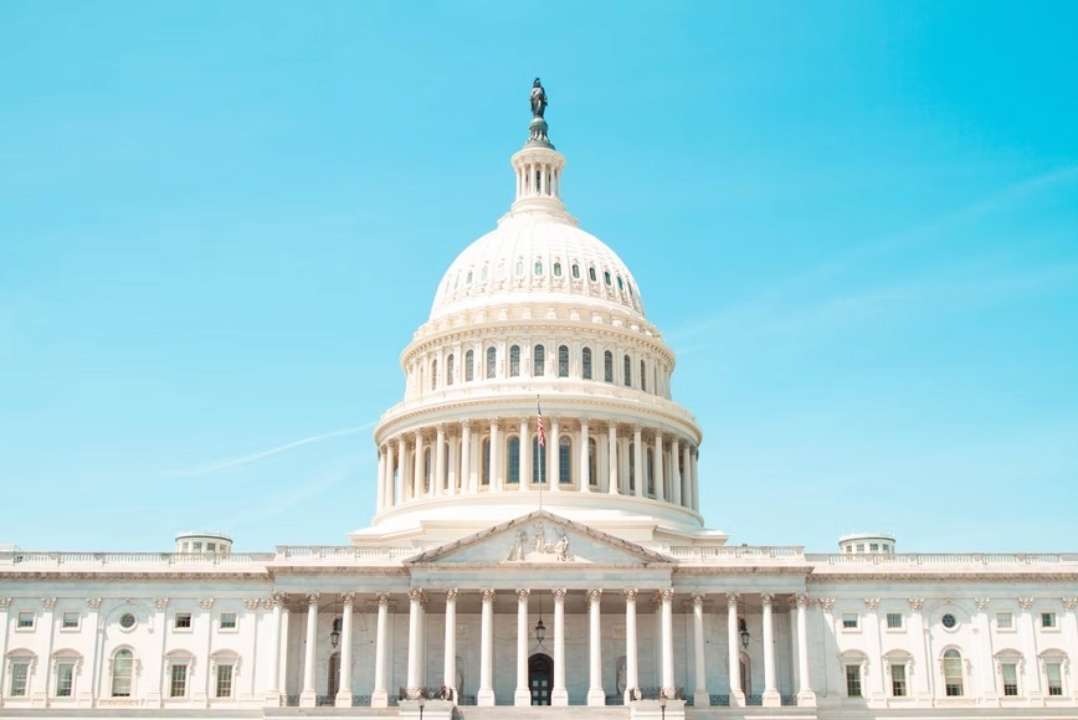 США виділять $50 млрд українцям на гумдопомогу/Фото: Unsplash Україна отримає від США $50 млрд на гуманітарну допомогу
