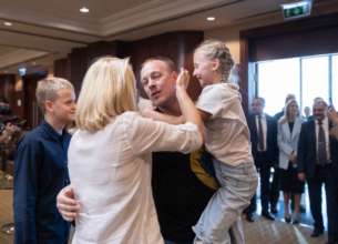 Освобожденные из плена командиры встретились с родными в Турции/Фото: Офис президента Украины Долгожданная встреча: освобожденные из плена командиры увиделись с родными в Турции