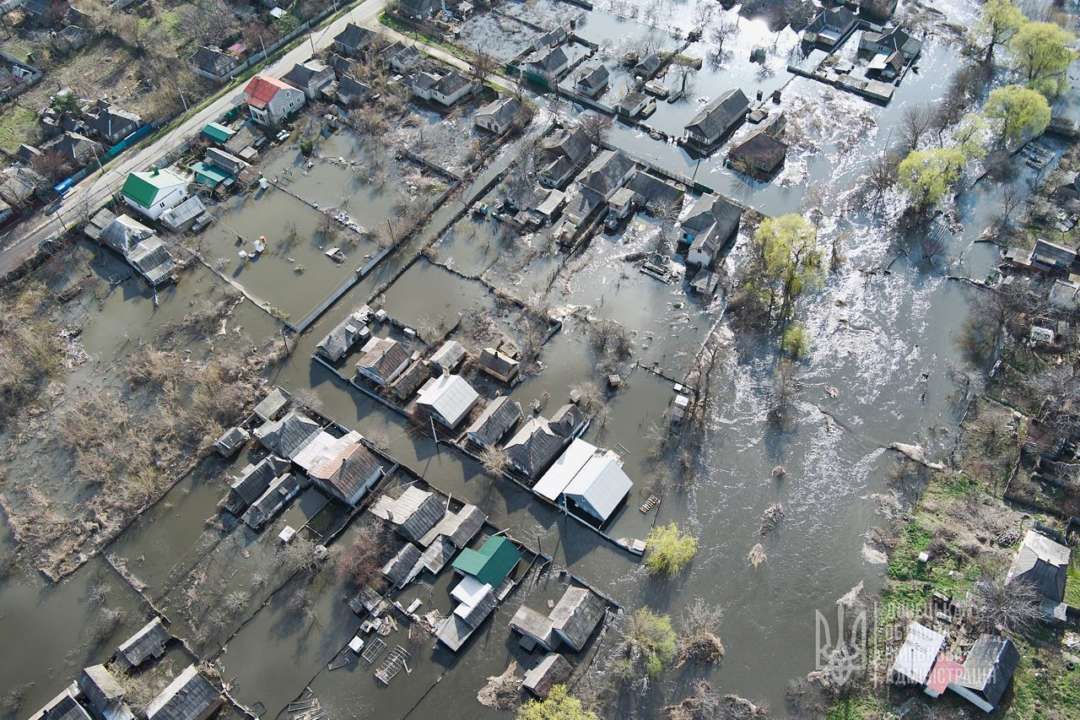 У Краматорську розбило дамбу, підтоплено будинки/Фото: Донецька ОВА У Краматорську розбило дамбу, підтоплено будинки/Фото: Донецька ОВА