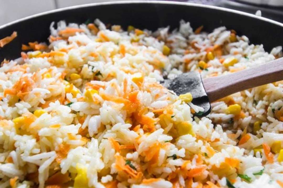 Вчені розповіли, чи допомагає промивання рису зробити його менш липким/Фото: Louis Hansel/Unsplash Приготування рису