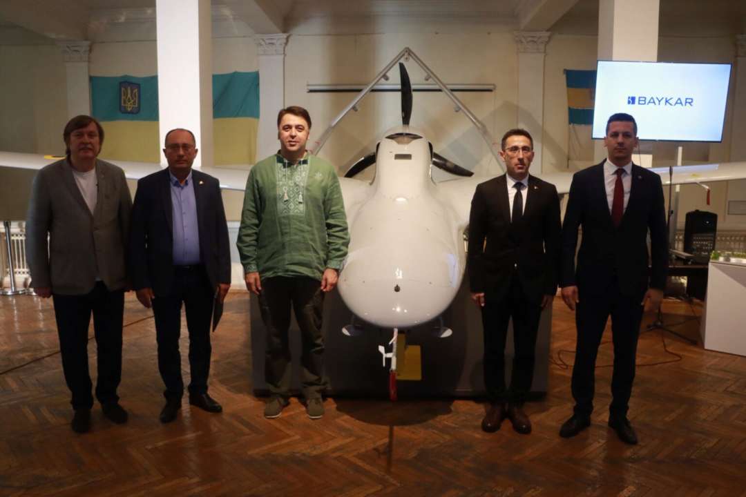 Украинский музей получил модель ударного БПЛА Bayraktar ТВ2. Фото: Минобороны Украины Bayraktar