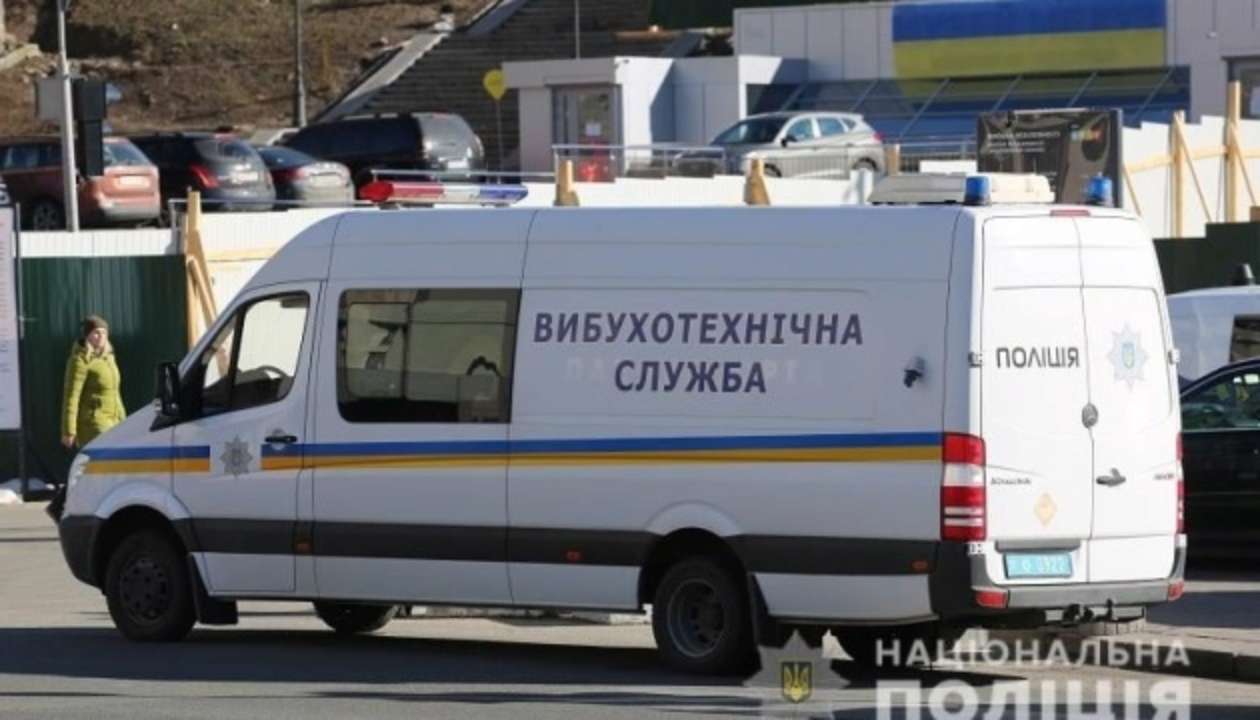У Києві повідомили про замінування кількох ТРЦ та станцій метро