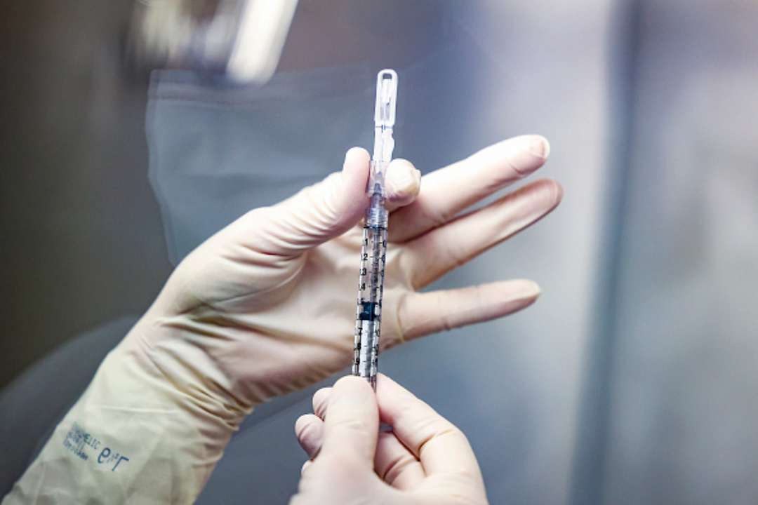 Прививка от Covid-19: дополнительную дозу вакцины получили 60 украинцев