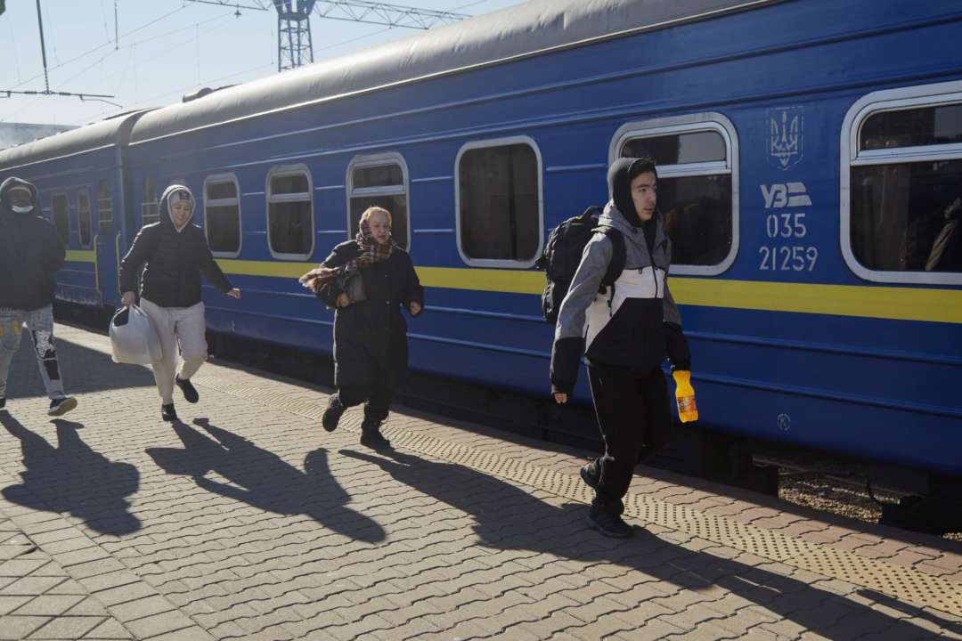 "Укрзалізниця" за 15 днів війни евакуйовано понад 2 млн людей/Фото: Getty Images потяг