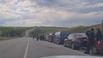 У Василівці окупанти перекрили дорогу: у черзі стоїть тисяча авто мирних українців/Скриншот з відео У Запорізькій області рашисти не пропускають автомобілі через блокпост: черга більше тисячі машин