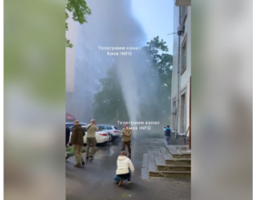 У Києві стався прорив водогону. Фото: Скриншот відео прорив водогону у києві