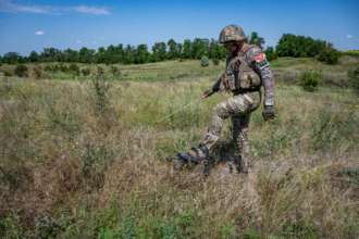 30% української території забруднено вибухівкою / Фото: Getty Images У ММС розповіли, скільки території України забруднено вибухонебезпечними предметами