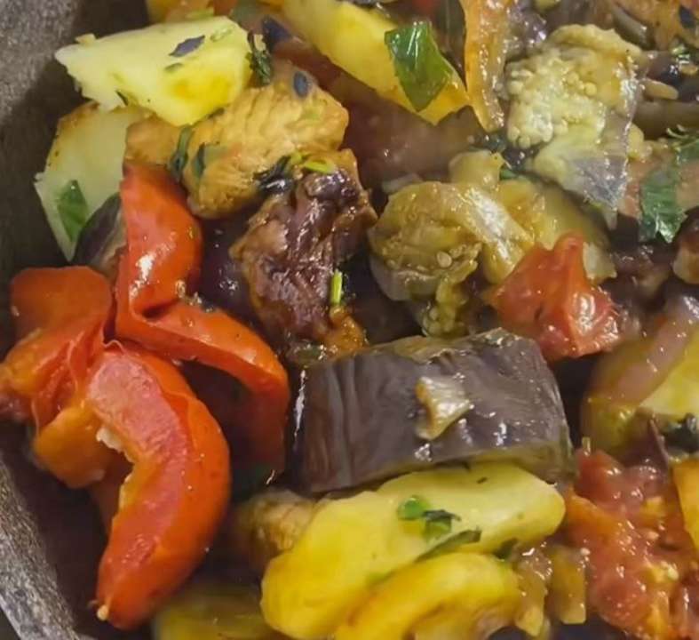 Вкусное и очень сочное блюдо - томленые овощи с мясом Вкусное и очень сочное блюдо - томленые овощи с мясом