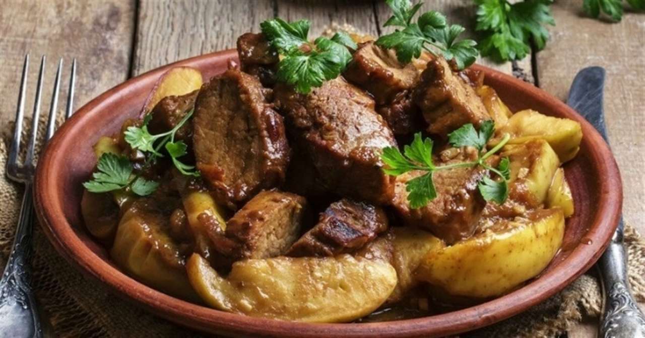 Корисно і смачно: тушкована куряча печінка з карамелізованими яблуками. Відеорецепт