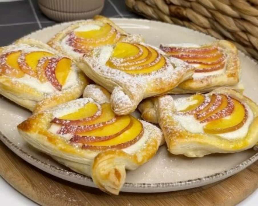 Слойки з сирною начинкою та персиками/ Фото: Instagram Слойки з сирною начинкою та персиками