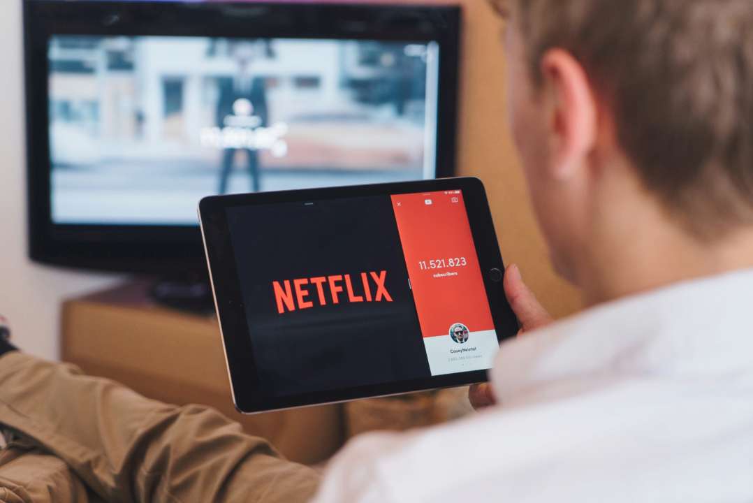 Netflix будет помогать украинским сценаристам и продюсерам: как получить грант