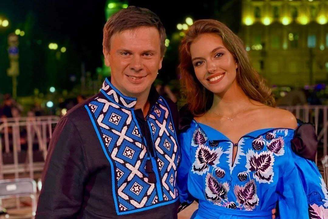 Чутки про розлучення: Дмитра Комарова запідозрили у розриві стосунків із дружиною Олександрою