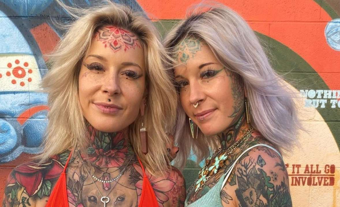 Сестры-близнецы делают друг другу татуировки/ Фото: Фото: Instagram Сестры-близнецы делают друг другу татуировки