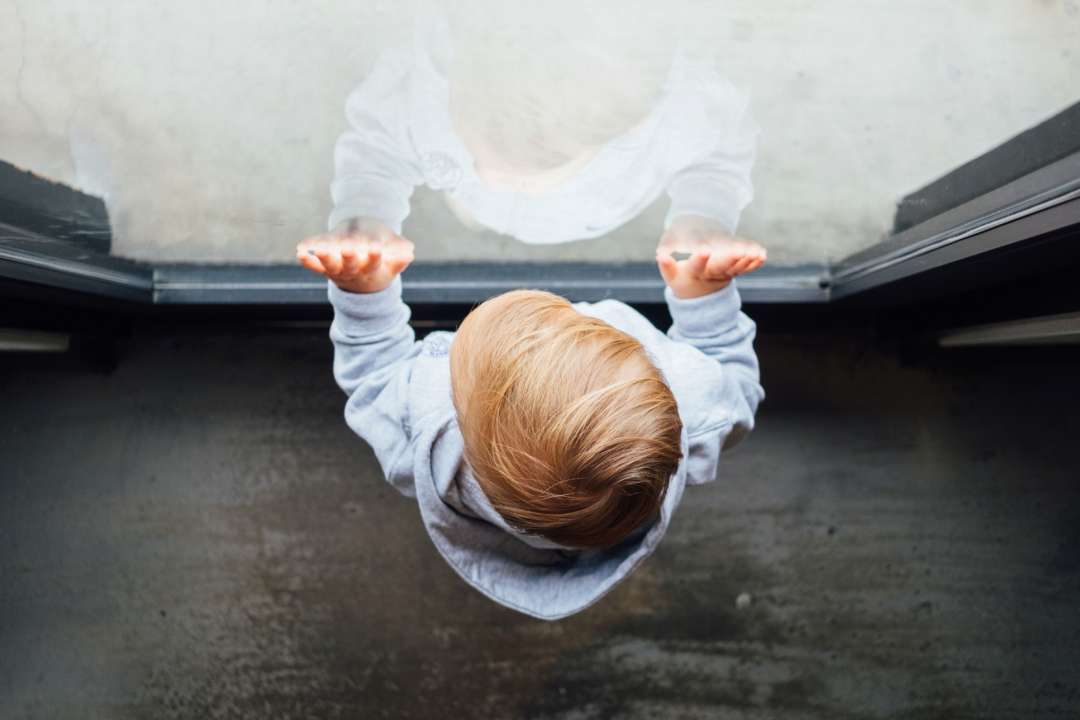 Як вберегти дитину від падіння з вікна/Фото: Unsplash Як вберегти дитину від падіння з вікна/Фото: Unsplash