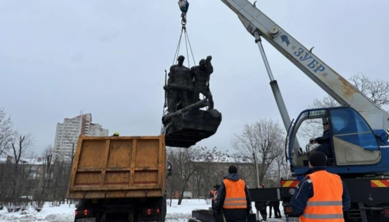 В Киеве демонтировали памятник экипажу бронепоезда "Таращанец" В Киеве демонтировали памятник экипажу бронепоезда "Таращанец"