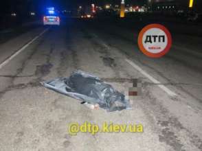 Фото: dtp.kiev.ua (Facebook) Тело отбросило на 30 метров: в Киеве автомобиль сбил мужчину на пешеходном переходе