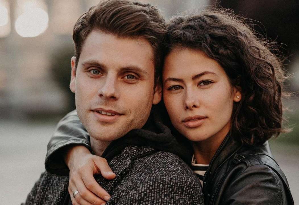 "Ты видела меня в отчаянии и на подъеме": Артур Логай романтически поздравил жену с годовщиной брака