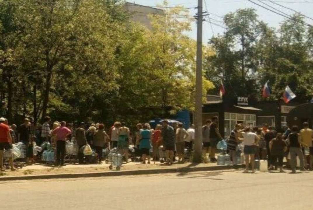 В Мариуполе критическая ситуация: жители выстроились в очередь за непригодной для потребления водой