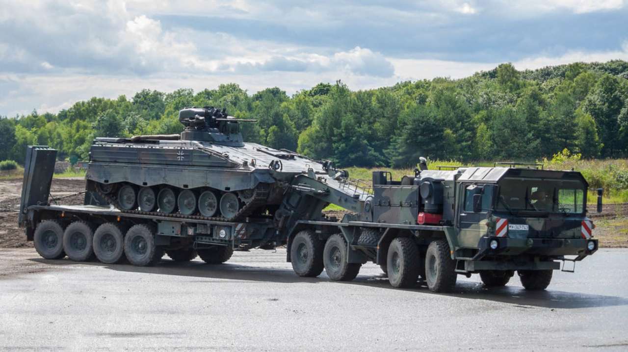 Німеччина передасть ЗСУ тягачі та напівпричепи. Фото: Armored Photos SLT 50-3 Elefant