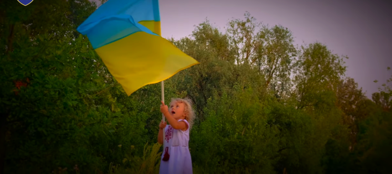 Оксана Стомина написала стихотворение о флаге Украины. Фото: Скриншот видео День независимости Украины стихотворение