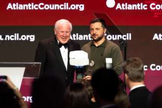 Зеленский в Нью-Йорке В Нью-Йорке Зеленскому вручили премию Atlantic Council Global Citizen Awards