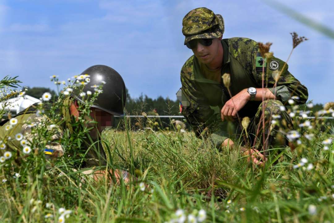 Министр обороны Канады посетил обучение украинских военных в Великобритании