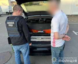 Правоохоронці затримали посадовця столичної митниці під час отримання хабара Правоохоронці затримали посадовця столичної митниці під час отримання хабара