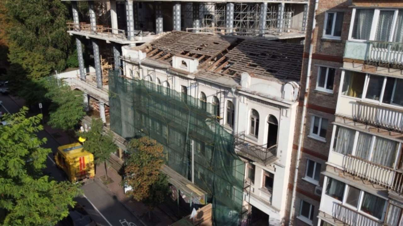 Петиція із закликом зняти рекламні полотна в Києві, за якими відбувається демонтаж пам'яток історії, набрала потрібну кількість голосів/Фото: epravda Зняти рекламні полотна в Києві, за якими демонтують пам'ятки історії — петиція набрала голоси