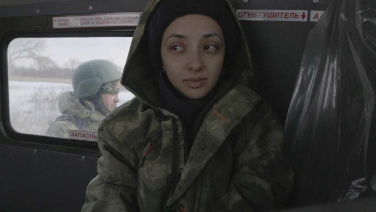 Режисерку фільму "Росіяни на війні" внесено до переліку осіб, які загрожують нацбезпеці України/Фото: кадр з фільму "Росіяни на війні"