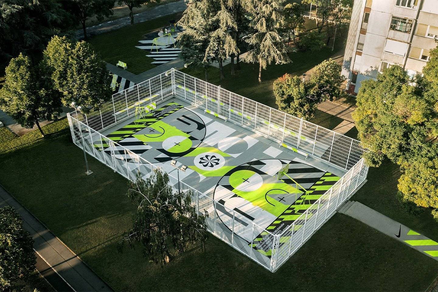 Фото: Nike Nike создала спортивную площадку из переработанных кроссовок