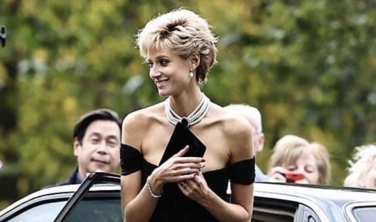 Актриса из сериала "Корона" повторила легендарный выход принцессы Дианы/Фото: Twitter Актриса из сериала "Корона" повторила легендарный выход принцессы Дианы