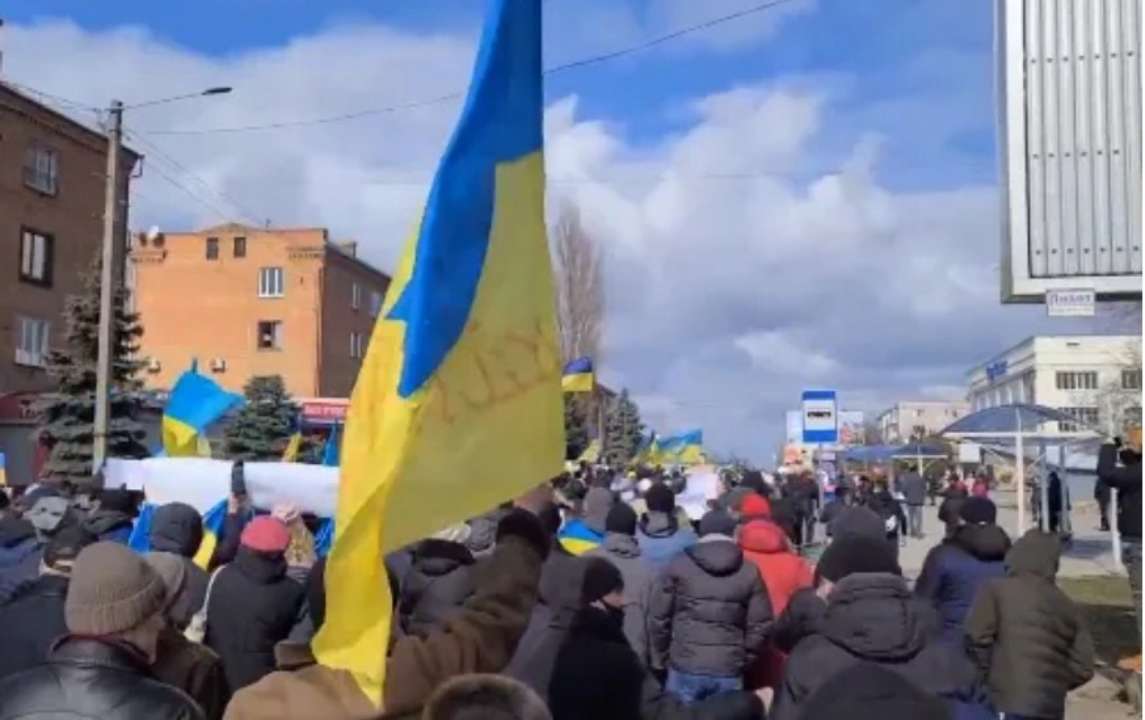 У Новій Каховці російські військові відкрили вогонь мітингувальниками. Фото: Скріншот відео У Новій Каховці жителі вийшли на мітинг