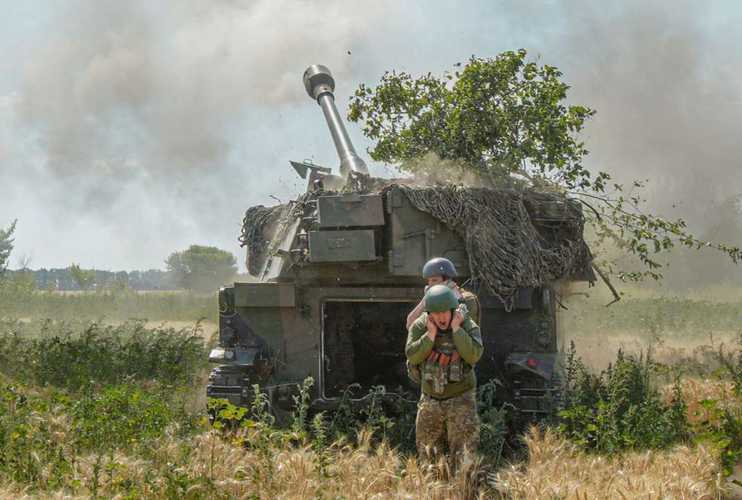 Українські бійці влучили міною у відкритий люк техніки окупантів/Фото: 72 ОМБр ім. Чорних Запорожців Філігранна майстерність: українські десантники влучили міною в люк техніки окупантів