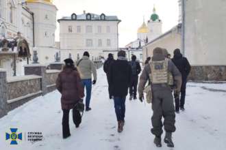 СБУ проводить обшуки у Почаївській лаврі УПЦ (МП) СБУ завітала з обшуками до Почаївської лаври УПЦ (МП)