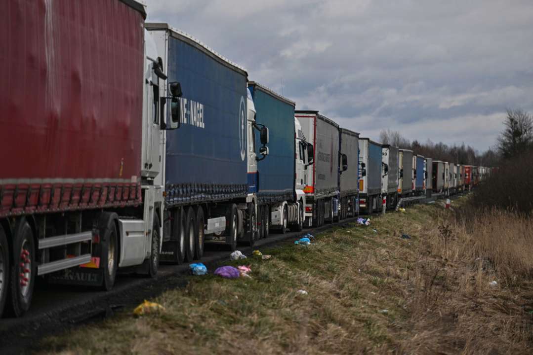 У Мінагрополітики не збираються запроваджувати обмежень на торгівлю з Польщею/Фото: Omar Marques/Getty Images Вантажівки на кордоні Польщі та України