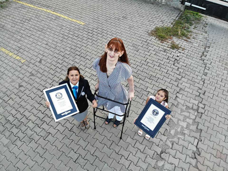 Фото: Guinness World Records Жительницу Турции признали самой высокой в мире женщиной